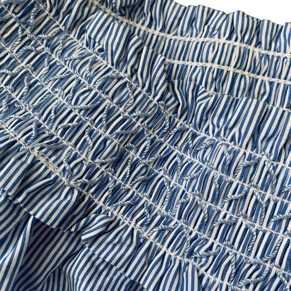 Crown & Ivy off shoulder seersucker blue and white pin stripe shirt size medium - Picture 4 of 6